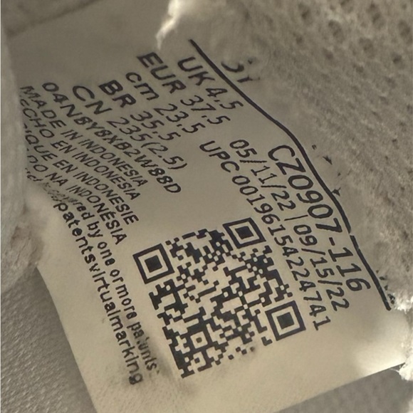 Air Jordan 11 CMFT Low UNC White & Varsity Red Size 5Y - Picture 5 of 6